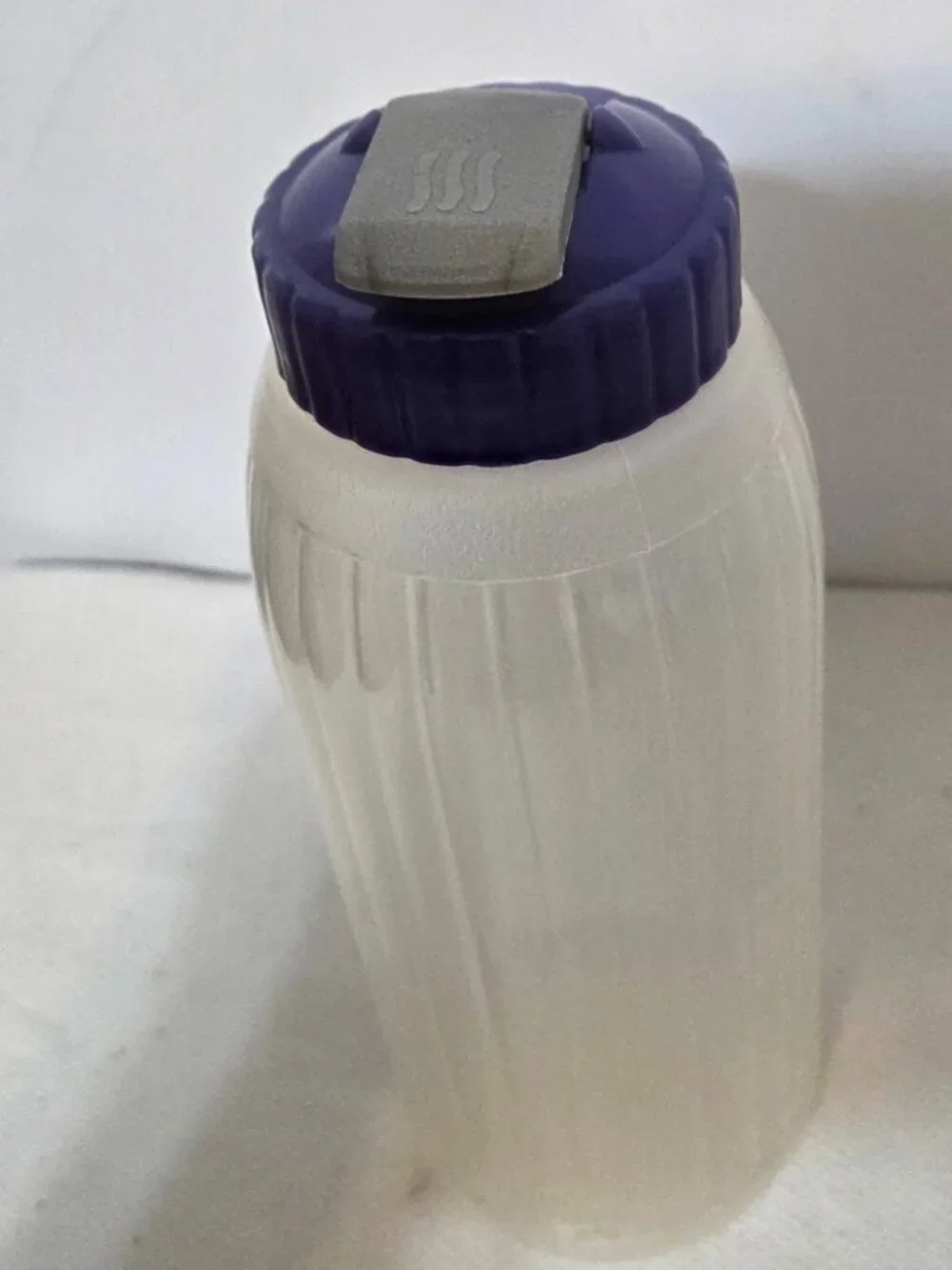 Vintage Rubbermaid 1.25 Pint Water Drink Container Bottle Blue Flip Top Lid